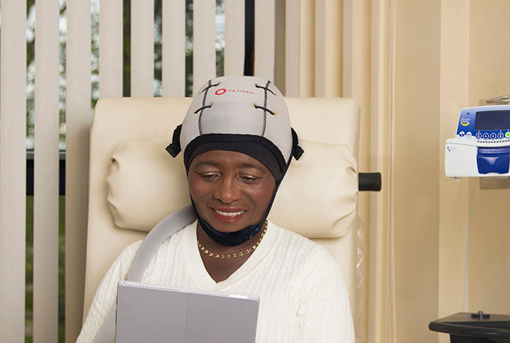 Patient using the PPaxman Scalp Cooling System® 